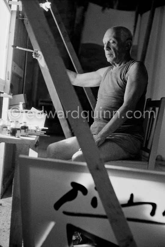 Pablo Picasso working on "La Célestine" where he had to do his signature backwards. "Le mystère Picasso", Nice, Studios de la Victorine 1955. - Photo by Edward Quinn