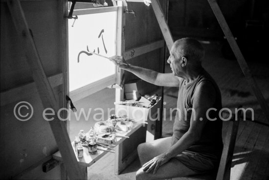 Pablo Picasso working on "La Célestine" where he had to do his signature backwards. "Le mystère Picasso", Nice, Studios de la Victorine 1955. - Photo by Edward Quinn