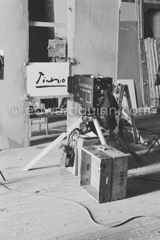 "La Célestine" where Picasso had to do his signature backwards. "Le mystère Picasso", Nice, Studios de la Victorine 1955. - Photo by Edward Quinn