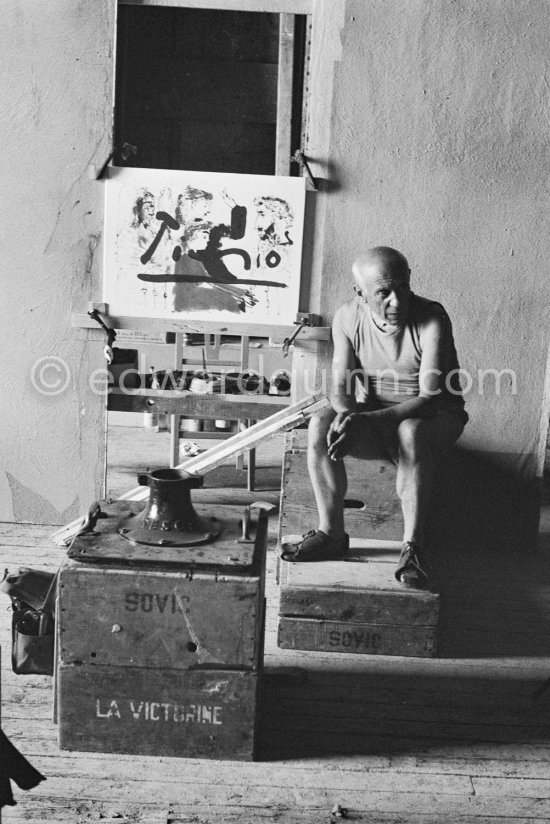 Pablo Picasso after working on "La Célestine" where he had to do his signature backwards. "Le mystère Picasso", Nice, Studios de la Victorine 1955. - Photo by Edward Quinn