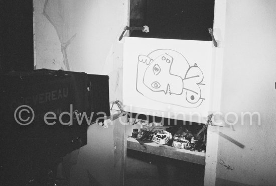 During filming of "Le mystère Picasso". Pablo Picasso working on "Tête de femme" with colored ink. He had a frame constructed on which he could stretch a transluscent piece of paper. He drew on one side, and the camera filmed the drawing being born from the other side. Nice, Studios de la Victorine 1955. - Photo by Edward Quinn