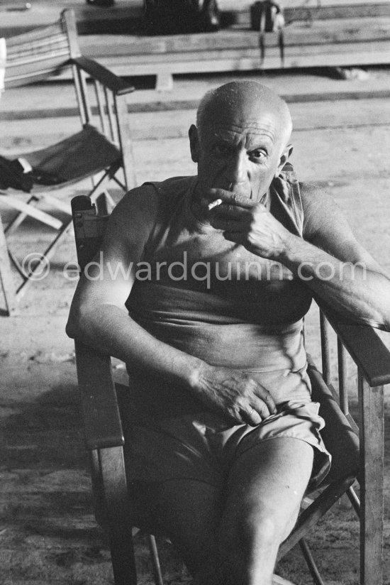 Shooting break for Pablo Picasso during filming of "Le mystère Picasso", Nice, Studios de la Victorine 1955. - Photo by Edward Quinn