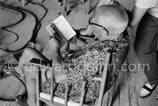 Pablo Picasso viewing a book on Pablo Picasso during filming of "Le mystère Picasso", Nice, Studios de la Victorine 1955. - Photo by Edward Quinn