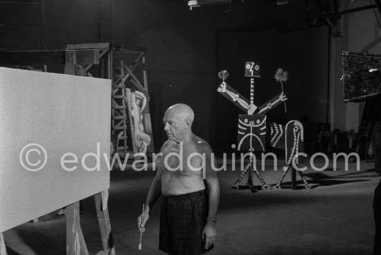 Pablo Picasso before doing large signature second version. "Le mystère Picasso", Nice, Studios de la Victorine 1955. - Photo by Edward Quinn