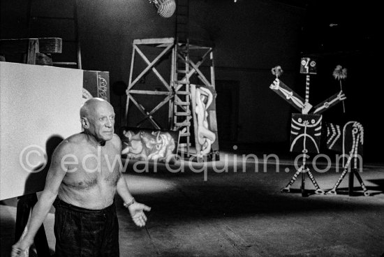 Pablo Picasso at work. Large signature second version. "Le mystère Picasso", Nice, Studios de la Victorine 1955. - Photo by Edward Quinn