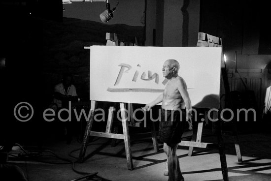 Pablo Picasso at work. Large signature second version. "Le mystère Picasso", Nice, Studios de la Victorine 1955. - Photo by Edward Quinn