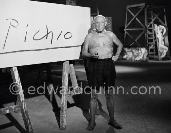 Pablo Picasso at work. Large signature third version (used in the film). "Le mystère Picasso", Nice, Studios de la Victorine 1955. - Photo by Edward Quinn