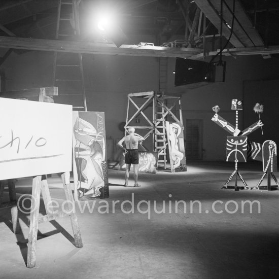 Pablo Picasso at work. Large signature third version (used in the film). "Le mystère Picasso", Nice, Studios de la Victorine 1955. - Photo by Edward Quinn