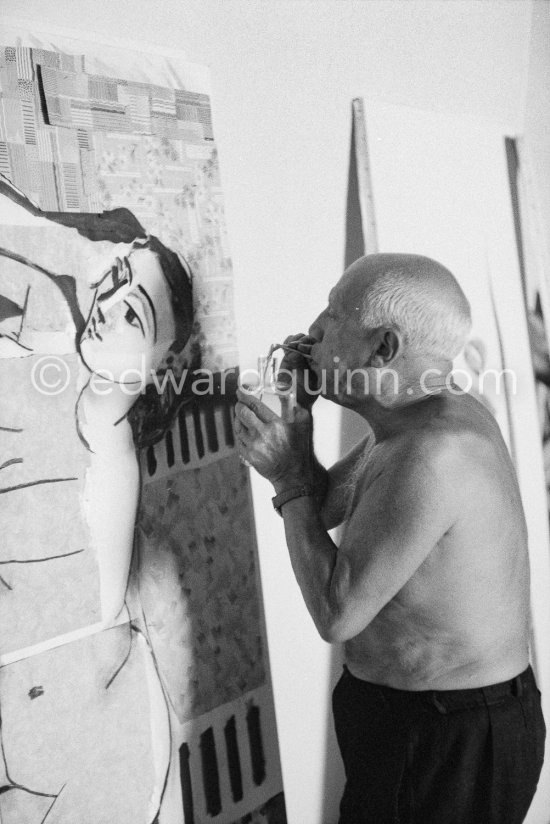 Pablo Picasso fixing the charcoal in the painting "Femme nue allongé [Grand nu allongé]". Nice, Studios de la Victorine 1955. - Photo by Edward Quinn