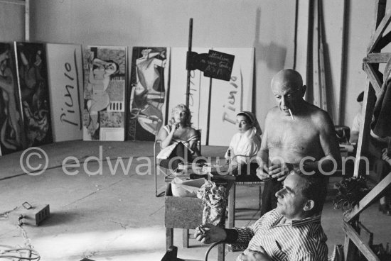 Pablo Picasso, Maya Picasso, Jacqueline, Henri-Georges Clouzot. During filming of "Le mystère Picasso". Nice, Studios de la Victorine, 1955. - Photo by Edward Quinn