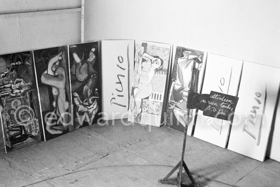 "Please don't touch". During filming of "Le mystère Picasso". Nice, Studios de la Victorine, 1955. - Photo by Edward Quinn