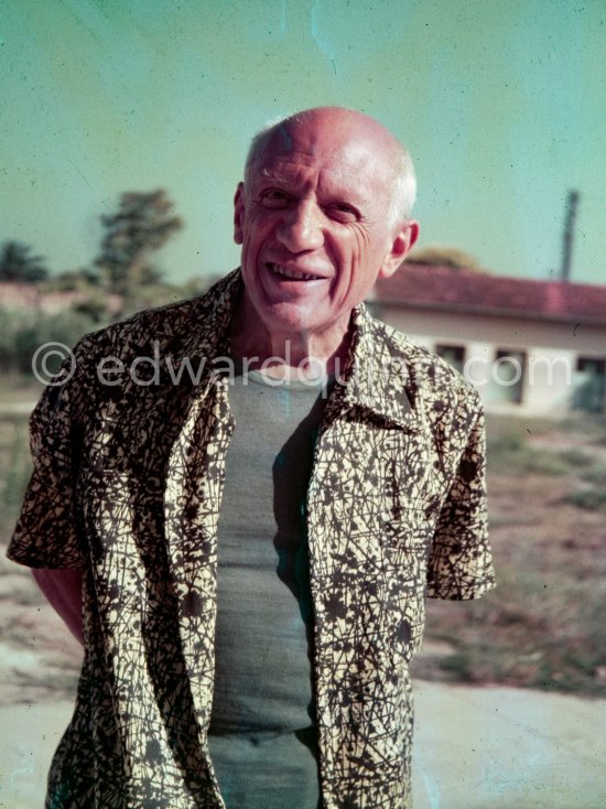 Pablo Picasso on the grounds of the Studios de la Victorine during shooting of "Le mystère Picasso", Nice 1955. - Photo by Edward Quinn