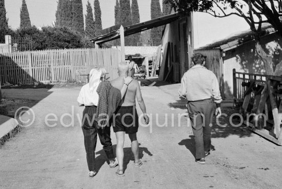 Pablo Picasso, Jacqueline and Henri-Georges Clouzot leaving the grounds of Studios de la Victorine. During filming of "Le mystère Picasso". Nice, Studios de la Victorine, 1955. - Photo by Edward Quinn