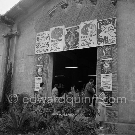 Ceramic exposition at Nérolium (see also Pic990006), Vallauris 1955. The exhibitions were held from 1946. The agricultural cooperative Nérolium was a distillery. Its name came from néroli, essential oil from the distillation of the flower of the bitter orange blossom once in a year in May. - Photo by Edward Quinn