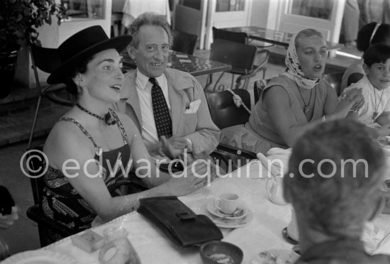 Local Corrida. Restaurant "Le Vallauris". Jacqueline, Cocteau, Maya, Claude singing. Vallauris 1955. 
11 Aug 1955. (gem. Getty Images) - Photo by Edward Quinn