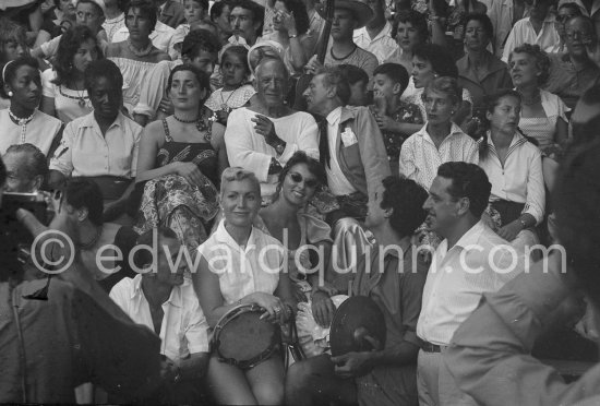 Local Corrida Jacqueline; Maya; Claude; Paloma; Jean Cocteau; Francine  Weisweiller. Vallauris 1955. 
11 Aug 1955. - Photo by Edward Quinn