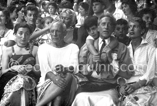 Local Corrida Jacqueline, Maya, Claude, Paloma, Cocteau, Jean, Weisweiller, Francine. Vallauris 1955. 
11 Aug 1955. (gem. Getty Images) - Photo by Edward Quinn