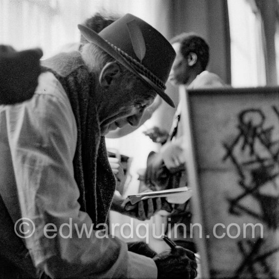 Pablo Picasso signing autographs at the "Exposition Internationale Céramique". Cannes 1955. - Photo by Edward Quinn