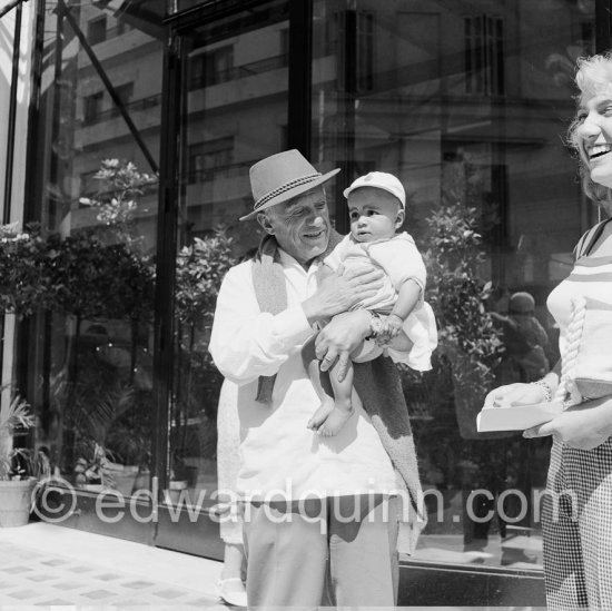 Pablo Picasso and Maya at the "Exposition Internationale Céramique". Not idenified toddler. Cannes 1955. - Photo by Edward Quinn