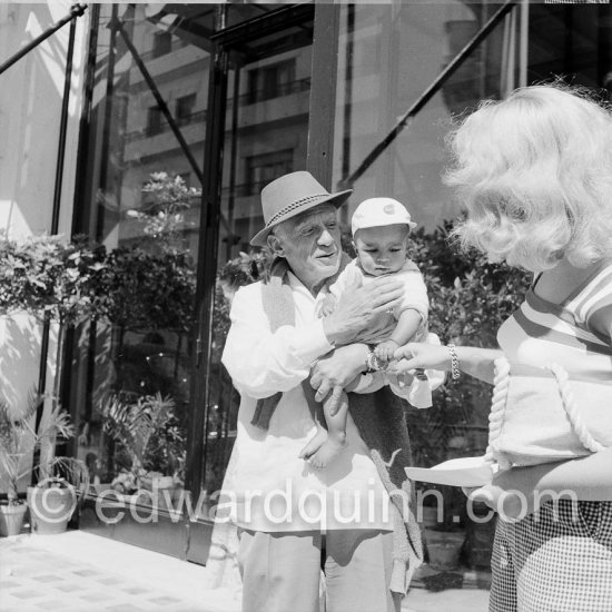 Pablo Picasso and Maya at the "Exposition Internationale Céramique". Not idenified toddler. Cannes 1955. - Photo by Edward Quinn
