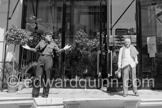 Pablo Picasso in front of the exhibition hall of the "Exposition Internationale Céramique". Cannes 1955. - Photo by Edward Quinn