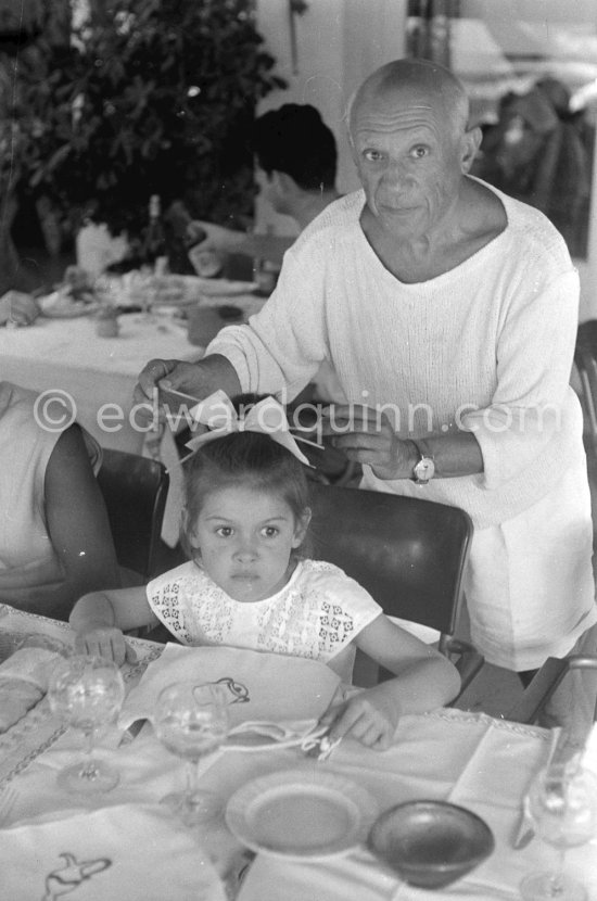 With some drinking straws Pablo Picasso arranges the hairstyle of his daughter Paloma Picasso. Restaurant Le Vallauris, Vallauris 1955. - Photo by Edward Quinn