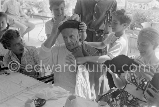 At the lunch given for his friends by Pablo Picasso at restaurant Le Vallauris before the bullfight, he dresses up as toreador for his friends. Francine Weisweiller on the left, Dr. Jeanne Creff, Pablo Picassos acupuncturist on the right. Vallauris 1955. - Photo by Edward Quinn