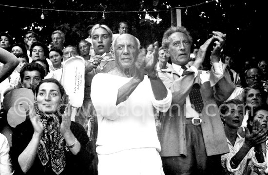 On the grandstand of a bullfight put on in Pablo Picasso\'s honor. Jacqueline, Pablo Picasso and Jean Cocteau. Maya Picasso with Minox camera and a bull sculpture, a present for Pablo Picasso from the bullfighters ("A notre camarade Pablo Picasso, Section Vallauris, Corrida 1955."). Vallauris 1955. - Photo by Edward Quinn