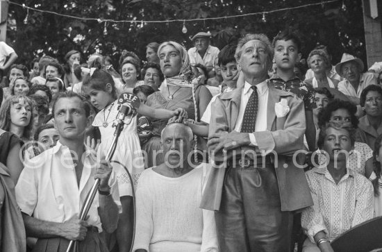 Local Corrida Jacqueline, Maya Picasso, Claude Picasso, Paloma Picasso, Pablo Picasso, Jean Cocteau, Gérard Sassier, Francine Weisweiller. Vallauris 1955. Interview RTF by Roger Sadoul: http://www.ina.fr/audio/P13108794/corrida-a-Vallauris-ete-1955.-audio.html - Photo by Edward Quinn