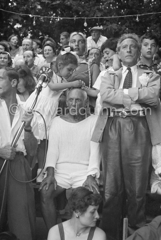 Local Corrida Jacqueline, Maya Picasso, Claude Picasso, Paloma Picasso, Pablo Picasso, Jean Cocteau. Gérard Sassier. Vallauris 1955. Interview RTF: http://www.ina.fr/audio/P13108794/corrida-a-Vallauris-ete-1955.-audio.html - Photo by Edward Quinn