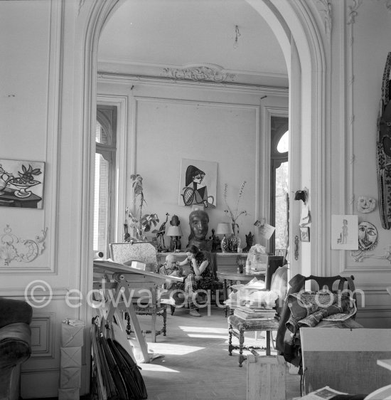 Jacqueline and Pablo Picasso. She is wearing a dress with printed motifs of a Pablo Picasso work. La Californie, Cannes 1956. - Photo by Edward Quinn