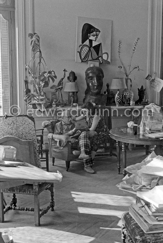 Pablo Picasso and Jacqueline. She is wearing a dress with printed motifs of a Pablo Picasso work. La Californie, Cannes 1956. - Photo by Edward Quinn