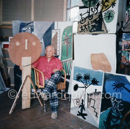 Pablo Picasso with wooden sculpture "L’enfant". La Californie, Cannes 1956. - Photo by Edward Quinn