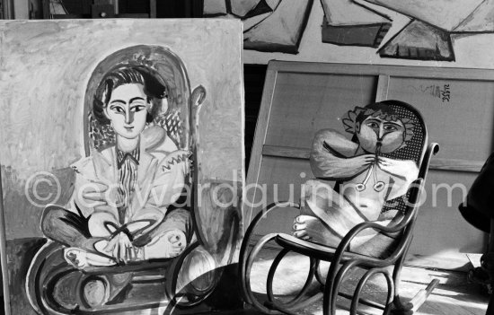 "Jacqueline assise dans un rocking-chair" - "Musicien assis". La Californie, Cannes 1956. - Photo by Edward Quinn