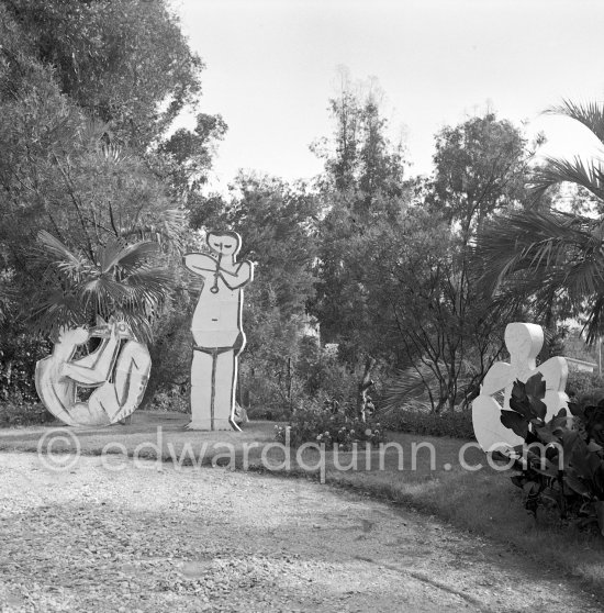Sculptures in the garden. Pablo Picasso first cut out the two ceramic figures on the left out from sheets of plywood or cardboard then painted them. He then had the pieces made in clay on which he painted. They were fired in the kiln at the Madoura pottery in Vallauris and assembled. La Californie, Cannes 1956. - Photo by Edward Quinn