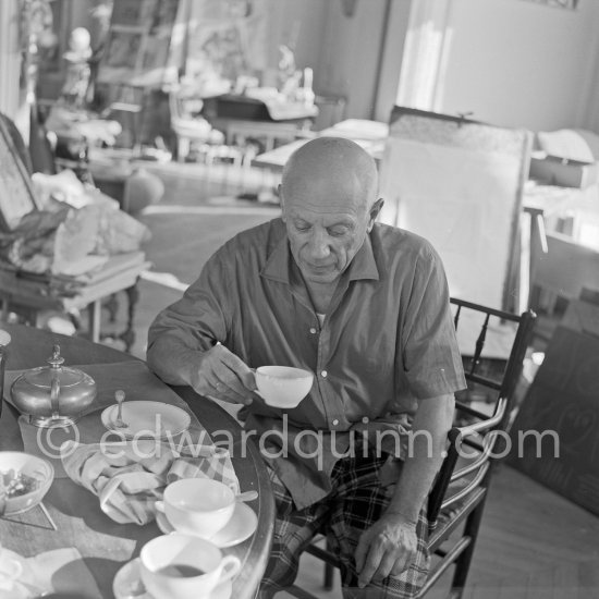 A tea for Pablo Picasso after lunch. La Californie, Cannes 1956. - Photo by Edward Quinn