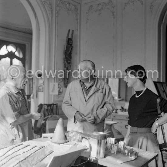 Pablo Picasso with Alberto Magnelli and his wife Susi Magnelli-Gerson. La Californie, Cannes 1956. - Photo by Edward Quinn