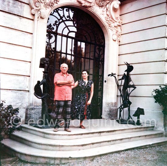 Pablo Picasso and Jacqueline at the entrance of La Californie. Jacqueline is wearing a dress with printed motifs of a Pablo Picasso work. La Californie, Cannes 1956. - Photo by Edward Quinn