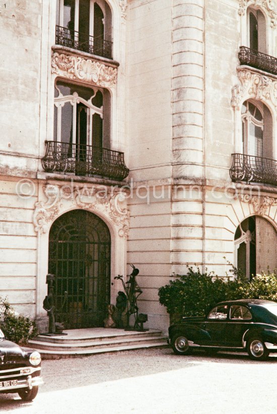 Entrance of La Californie with sculptures. Today: Pavillon de Flore, 22 Avenue de Coste Belle. La Californie, Cannes 1956. - Photo by Edward Quinn