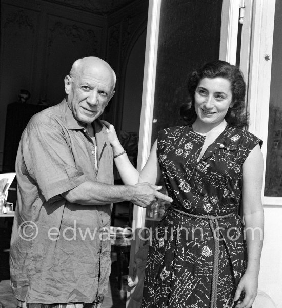 Pablo Picasso and Jacqueline. She is wearing a dress with printed motifs of a Pablo Picasso work. La Californie, Cannes 1956. - Photo by Edward Quinn