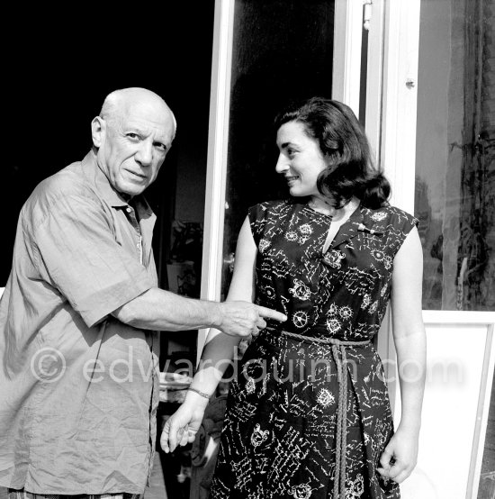 Pablo Picasso and Jacqueline. Jacqueline is wearing a dress with printed motifs of a Pablo Picasso work. La Californie, Cannes 1956. - Photo by Edward Quinn