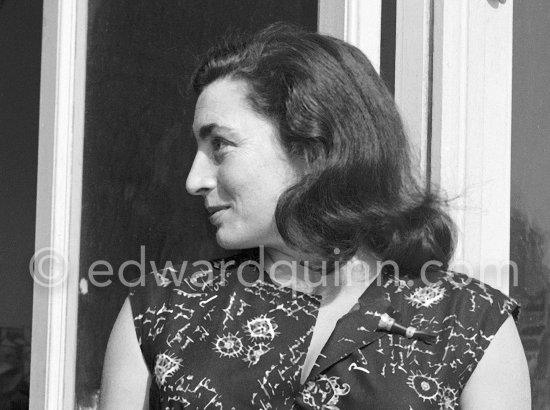 Pablo Picasso and Jacqueline. Jacqueline is wearing a dress with printed motifs of a Pablo Picasso work. La Californie, Cannes 1956. - Photo by Edward Quinn