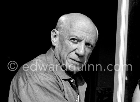 Pablo Picasso and Jacqueline. Jacqueline is wearing a dress with printed motifs of a Pablo Picasso work. La Californie, Cannes 1956. - Photo by Edward Quinn