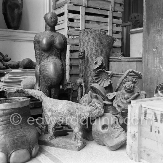 Entrance hall with sculptures. La Californie, Cannes 1956. - Photo by Edward Quinn