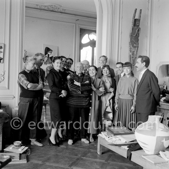 In 1956, on the occasion of his 75th birthday on 25.10., Pablo Picasso invited some friends. From left: Hélène Parmelin, Edouard Pignon, Slavka Sapone, wife of Sapone, Elvira Gaspar, Anna Maria Gili Torra Amat, wife of Spanish publisher Gustavo Gili, Pablo Picasso, Daniel-Henry Kahnweiler, Jacqueline, Spanish publisher Gustavo Gili, Germaine Lascaux, wife of Vilató, Javier Vilató, Aika Sapone, Michele Sapone. La Californie, Cannes 1956. - Photo by Edward Quinn