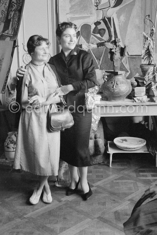 In 1956, on the occasion of his 75th birthday on 25.10., Pablo Picasso invited some friends. Slavka Sapone, wife of Michele Sapone and Germaine Lascaux, Javier Vilató's wife. La Californie, Cannes 1956. - Photo by Edward Quinn