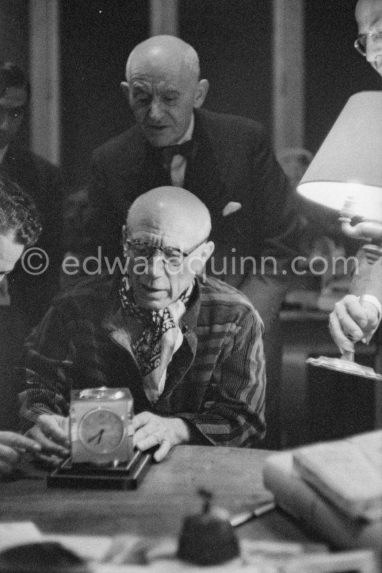 In 1956, on the occasion of his 75th birthday on 25.10., Pablo Picasso invited some friends. One of the guests was his art dealer friend, Daniel-Henry Kahnweiler. His present for Pablo Picasso was a gold clock which Pablo Picasso carefully and with great interest examined. La Californie, Cannes 1956. - Photo by Edward Quinn