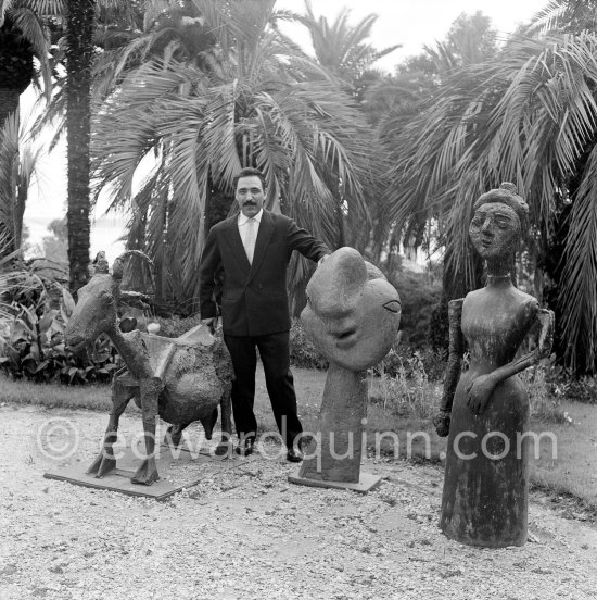Michele Sapone, Pablo Picasso\'s tailor. Sculptures in garden. La Californie, Cannes 1956. - Photo by Edward Quinn