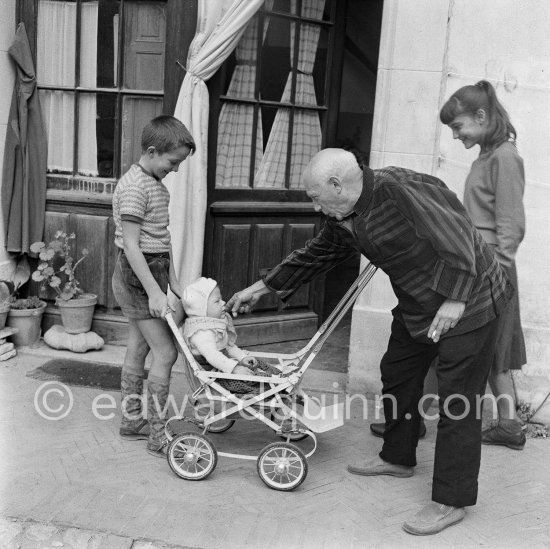 Picasso with the children of the concièrge. On right Aika Sapone, daughter of Michele. Cannes 1956. - Photo by Edward Quinn