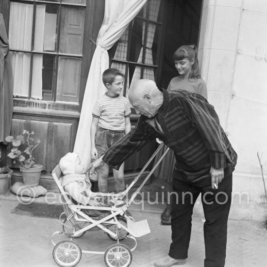 Pablo Picasso with the children of the concièrge. On the right Aika Sapone, daughter of Michele Sapone. On the occasion of his 75th birthday 25.10. La Californie, Cannes 1956. - Photo by Edward Quinn